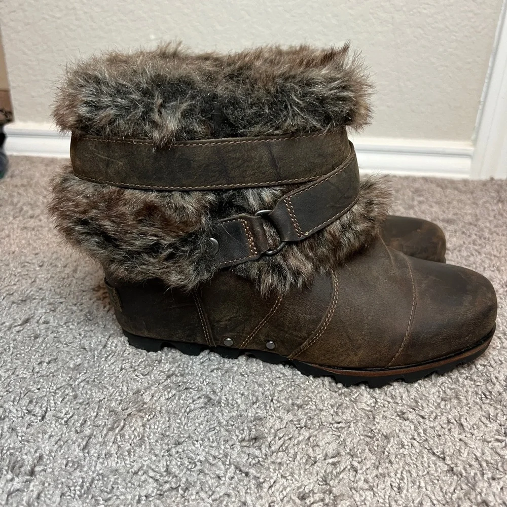 Sorel women’s Joan of Arctic wedgie faux fur bootie size 8